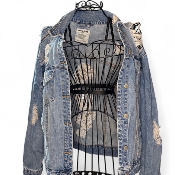 Pull & Bear Distressed Denim Jacket – Light Wash – Size M (EUR) - Picture 4 of 9